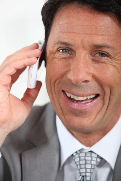 Geschäftsmann am Telefon lächelt — Stockfoto