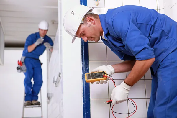 Two electrical inspectors on work site — Stock Photo, Image