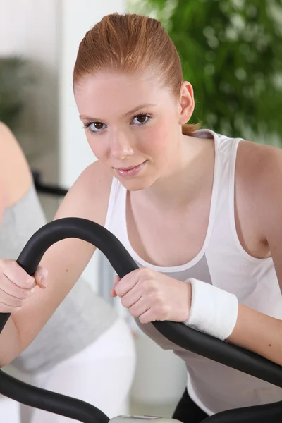 Młoda kobieta trenuje na siłowni — Zdjęcie stockowe