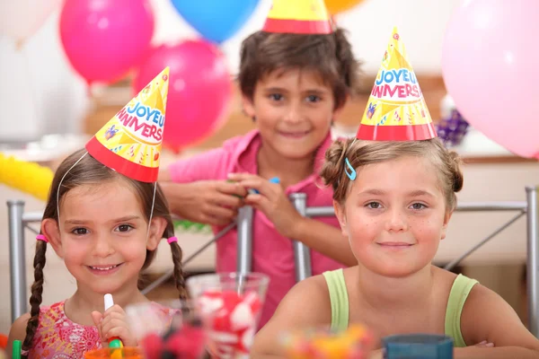 Retrato de crianças na festa de aniversário — Fotografia de Stock