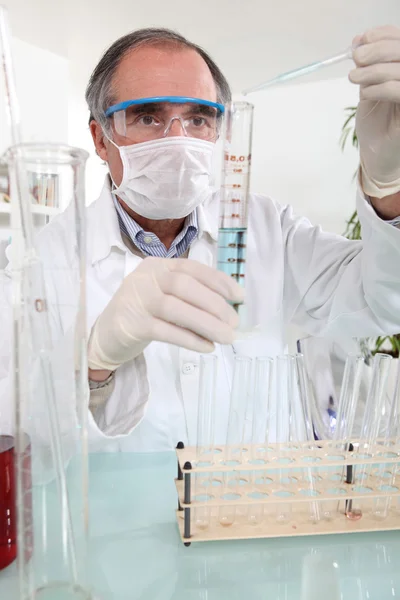 Químico masculino em laboratório — Fotografia de Stock