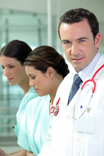 Orvos és női ápolók — Stock Fotó