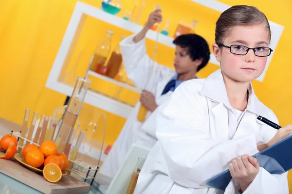 Twee kinderen in laboratorium — Stockfoto