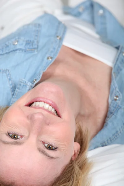 Reife Frau liegt in ihrem Bett — Stockfoto