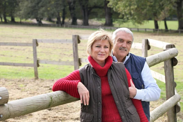 Çiftlikte couple — Stok fotoğraf