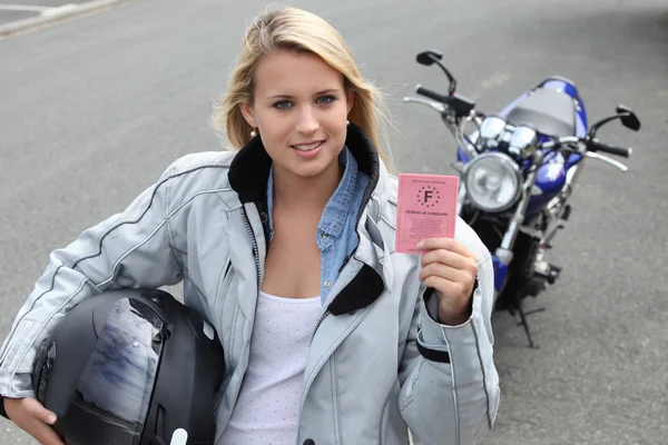 Junge Frau mit Motorrad und französischem Führerschein — Stockfoto