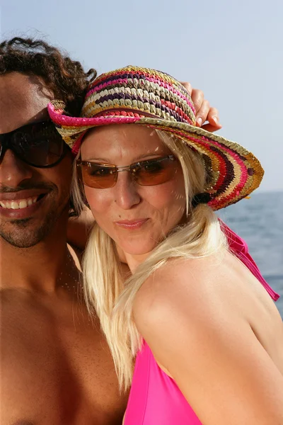 Casal usando óculos de sol na praia — Fotografia de Stock