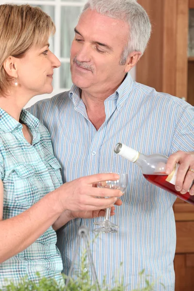 Şarap ile orta yaşlı çift — Stok fotoğraf