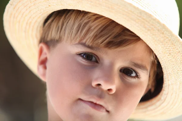Menino usando um chapéu de palha — Fotografia de Stock