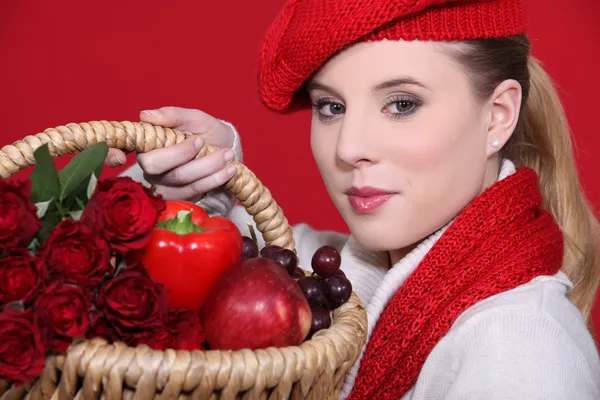 Жінка тримає зимовий фруктовий кошик — стокове фото