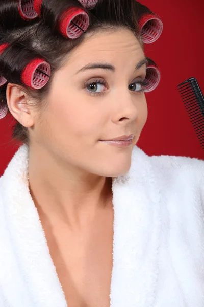 Jovem mulher usando encrespadores de cabelo — Fotografia de Stock