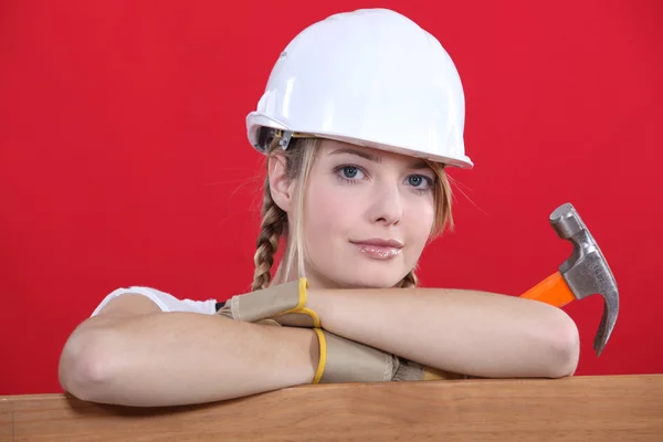 Portrét stavební dělník drží kladivo — Stock fotografie