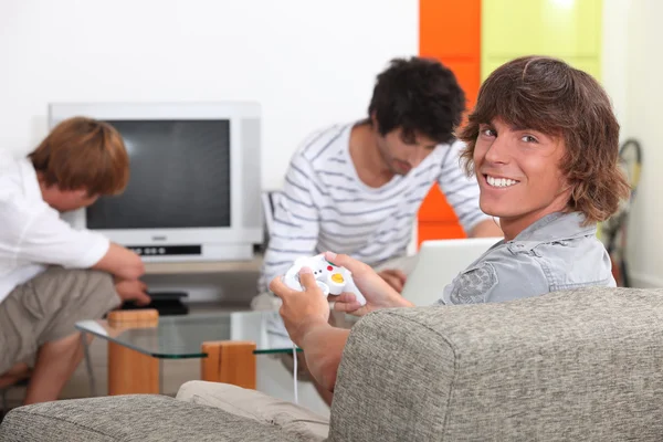 Três adolescentes do sexo masculino relaxando em casa — Fotografia de Stock