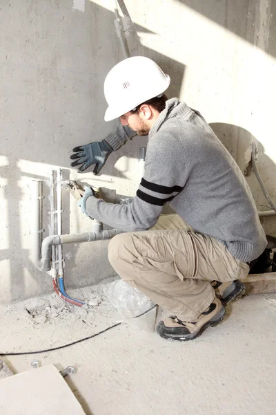 Klempner arbeitet auf einer Baustelle — Stockfoto