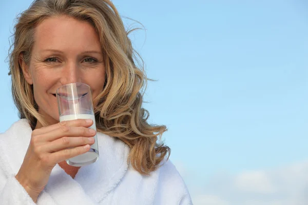 Ritratto di donna con bicchiere di latte — Foto Stock