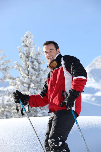 笑顔の男性のスキーヤー — ストック写真