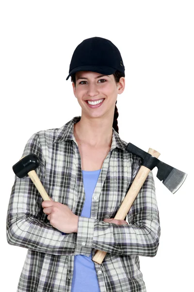 Kvinna med en hammare och en yxa — Stockfoto