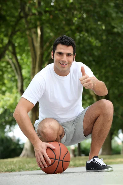 Портрет человека с баскетбольным мячом — стоковое фото