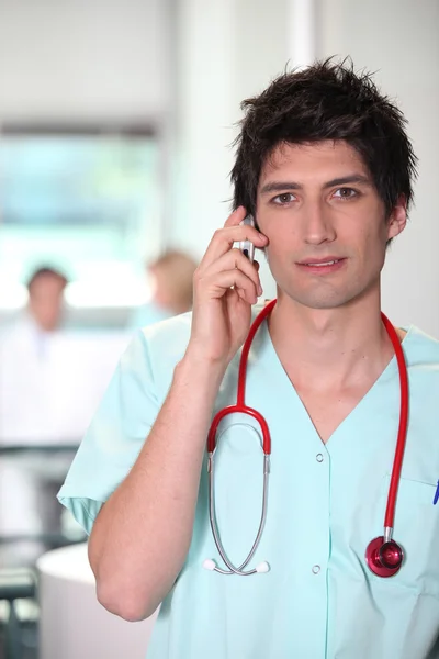 휴대 전화에서 남자 간호사의 초상화 — 스톡 사진