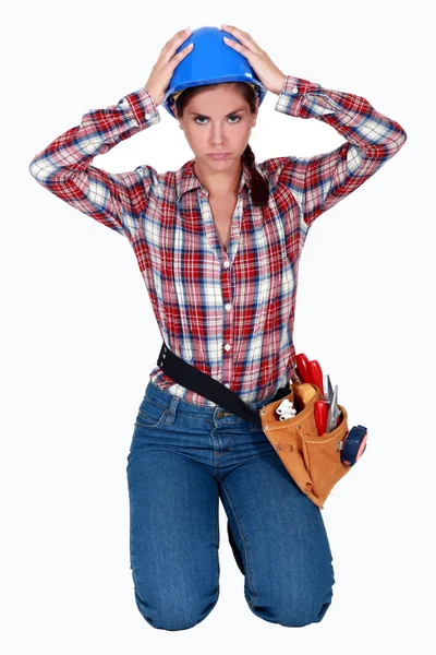 Стрессовая женщина-строитель — стоковое фото