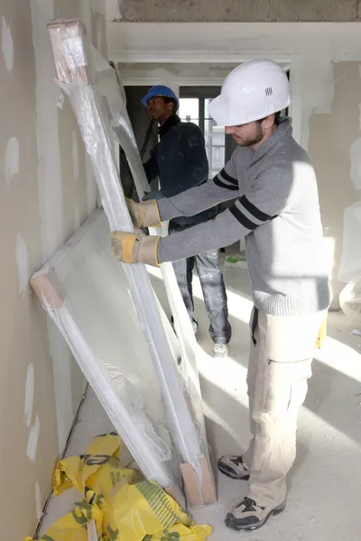 Arbeiter beim Einbau neuer Fenster — Stockfoto