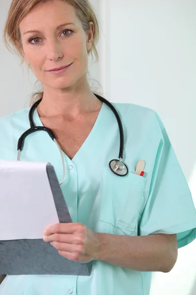 Sanitäterin mit Klemmbrett und Stethoskop — Stockfoto