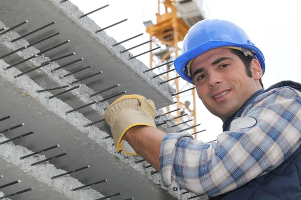 Betonarme döşeme ile inşaat işçisi — Stok fotoğraf