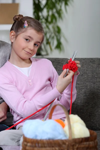 Girl knitting — Stock Photo, Image