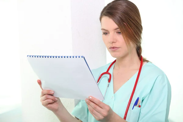 Sjuksköterskan tittar på kalendern — Stockfoto