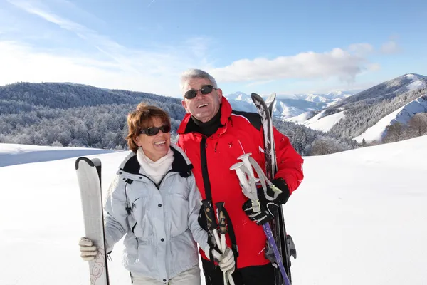 Uppsluppen seniorer på ski — Stockfoto