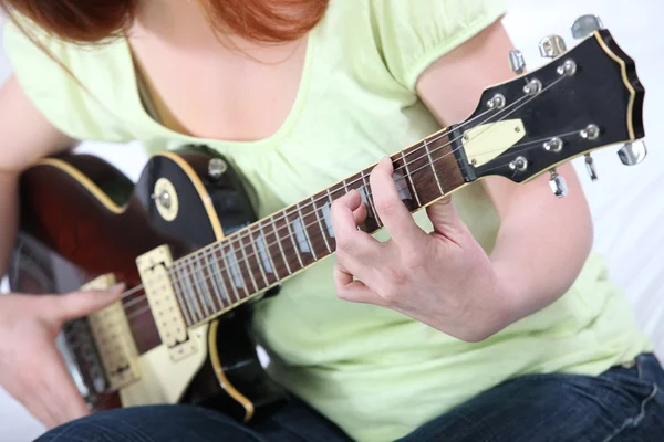 Hrát na elektrickou kytaru — Stock fotografie