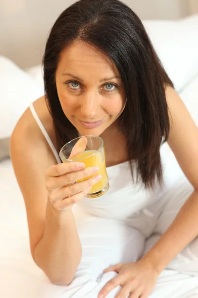 Mujer bebiendo un vaso de jugo — Foto de Stock
