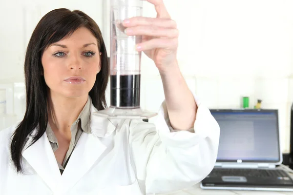 在葡萄酒的一个实验室中的女人 — 图库照片