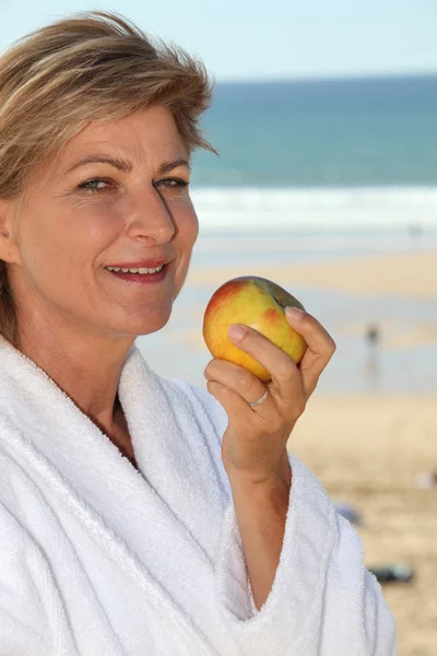 Χαλαρωτικό ανώτερος γυναίκα σε ένα ξενοδοχείο κοντά στην παραλία — Φωτογραφία Αρχείου