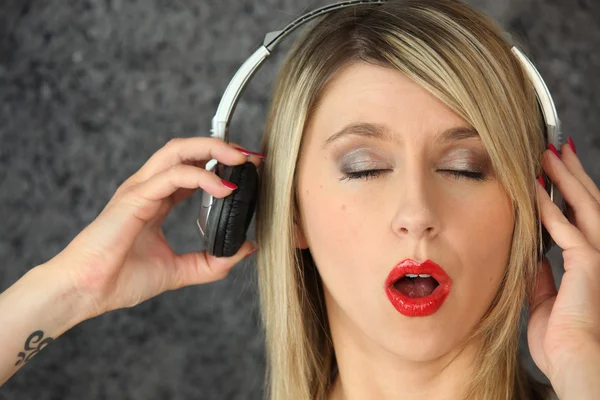 Vrouw ogen gesloten luisteren naar muziek — Stockfoto