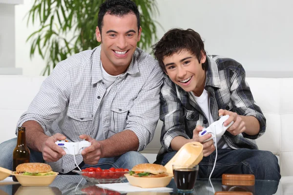 Vater und Sohn spielen Videospiel — Stockfoto