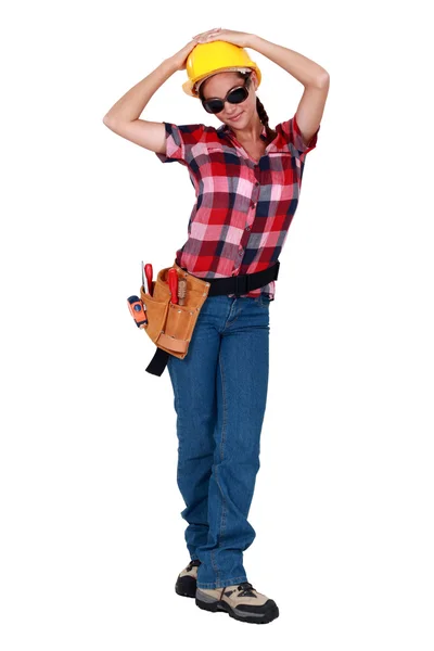 Een vrouwelijke bouwvakker met zonnebril op. — Stockfoto