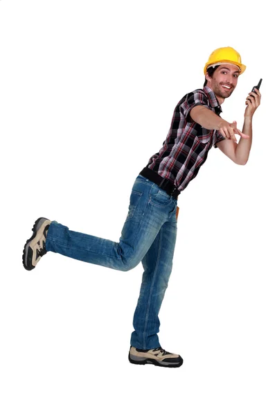 Euforisk trafikledaren stående på ett ben och med en walkie-talkie — Stockfoto