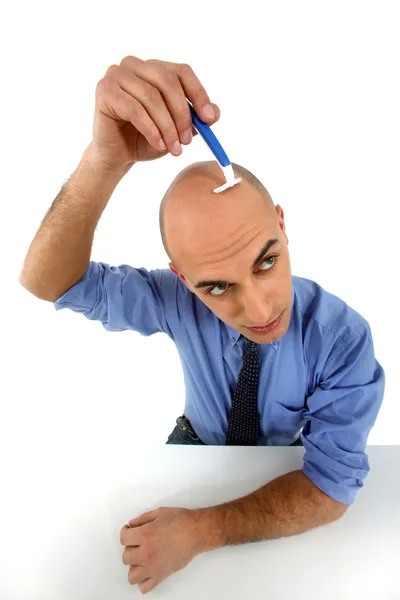 그의 머리를 면도 하는 남자 — 스톡 사진