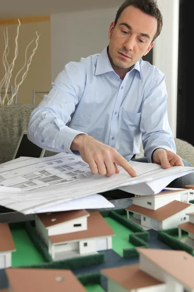 An architect pointing to a blueprint — Stock Photo, Image