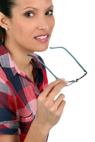 Женщина снимает очки — стоковое фото