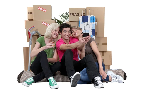 Tre rumskamrater flyttar ut. — Stockfoto