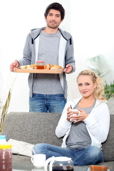 Couple prenant le petit déjeuner — Photo