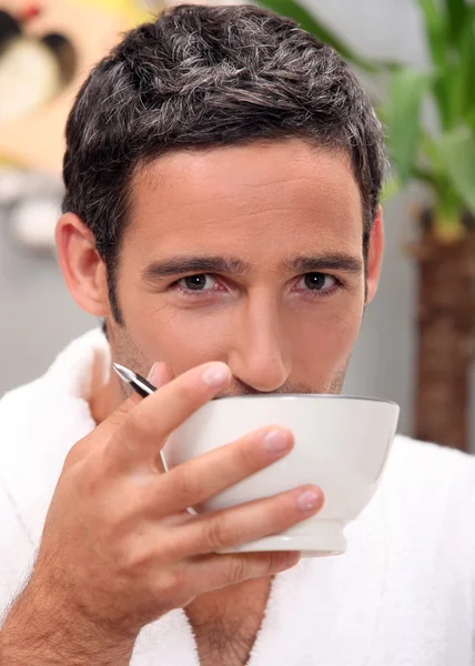 Мужчина пьет кофе дома — стоковое фото