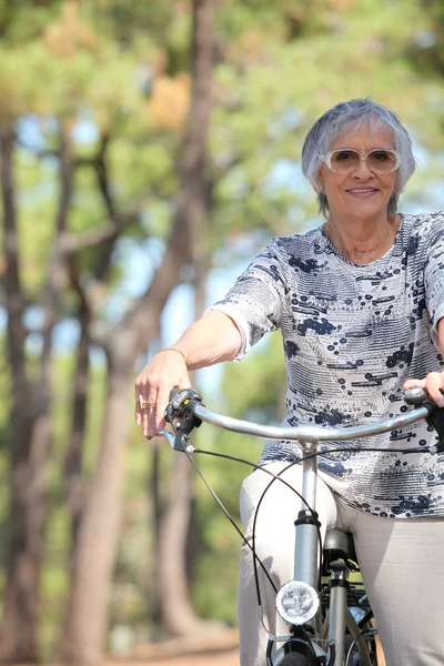 Ältere Dame reitet — Stockfoto