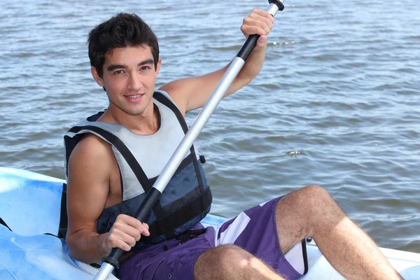 在皮划艇上的年轻人 — 图库照片