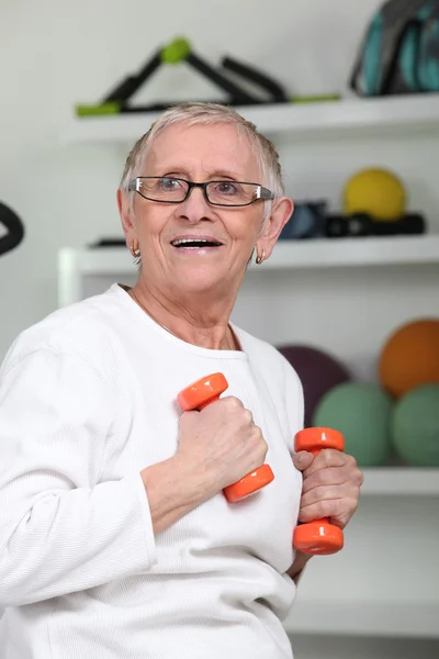 Senior vrouw doen fitness — Stockfoto