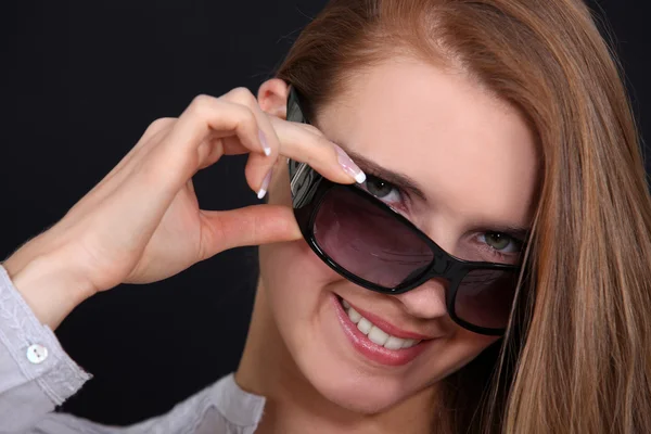 Modelo feminino com óculos de sol . — Fotografia de Stock