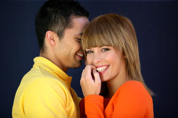 Casal jovem rindo juntos — Fotografia de Stock