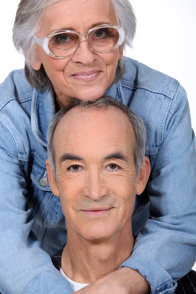 Abraço de casal de idosos — Fotografia de Stock